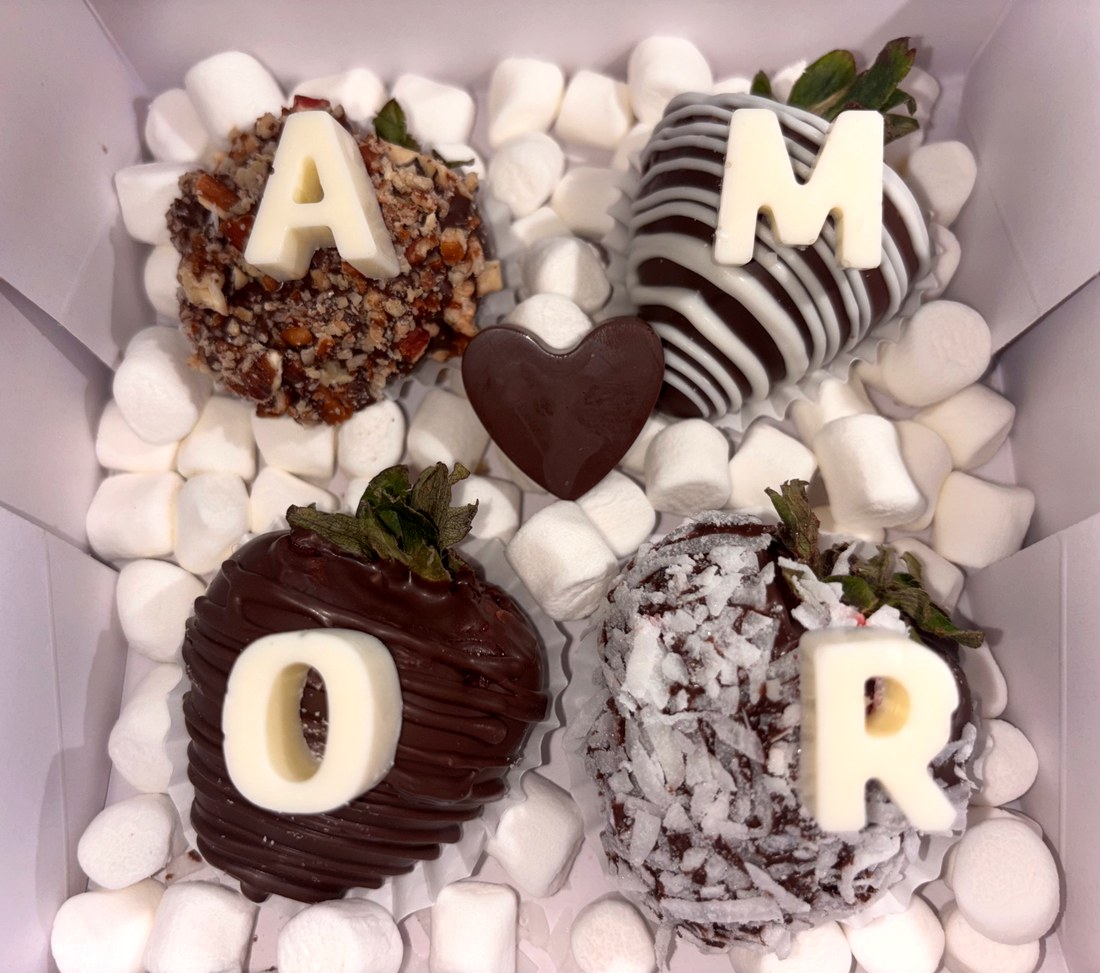 Sweet Elegance by Chapis custom dipped treat box