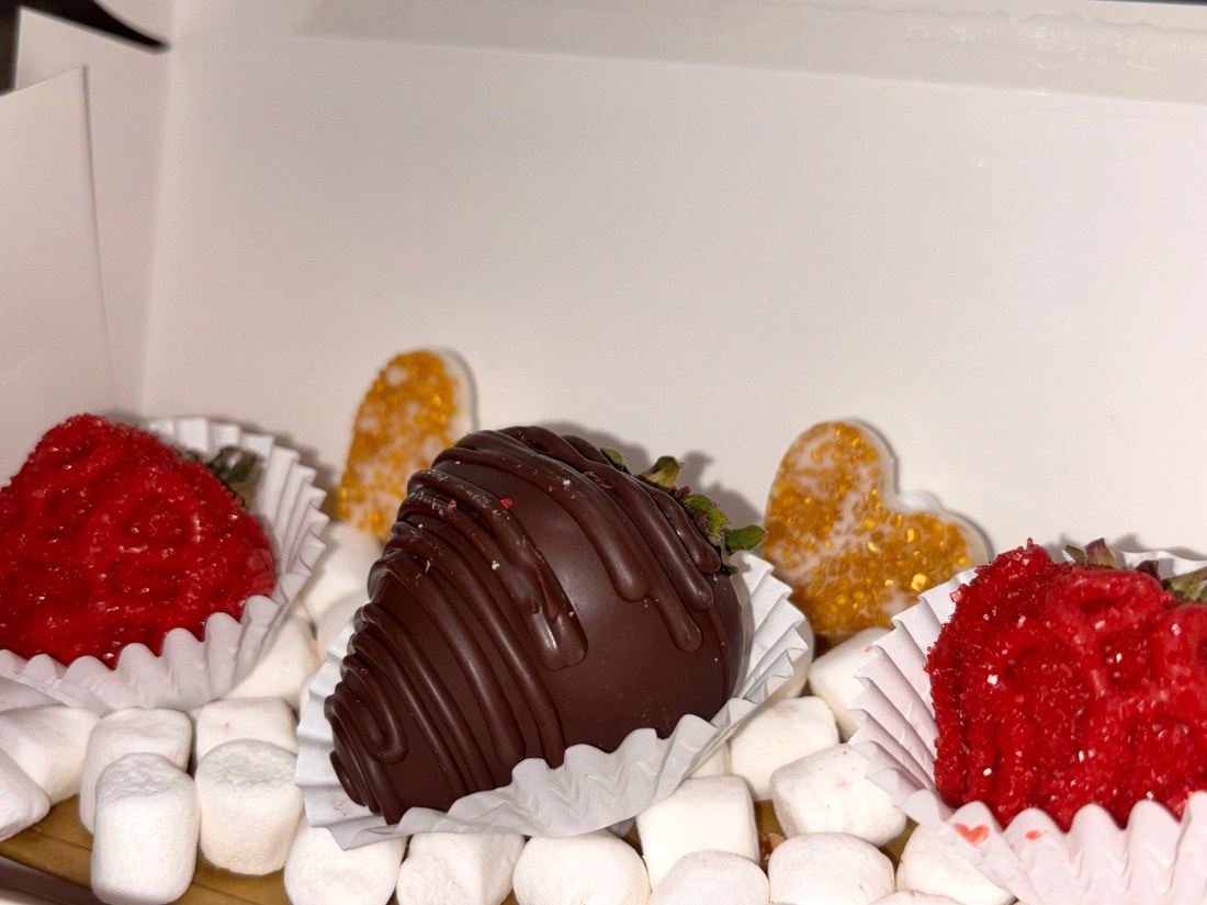 Sweet Elegance by Chapis custom dipped treat box