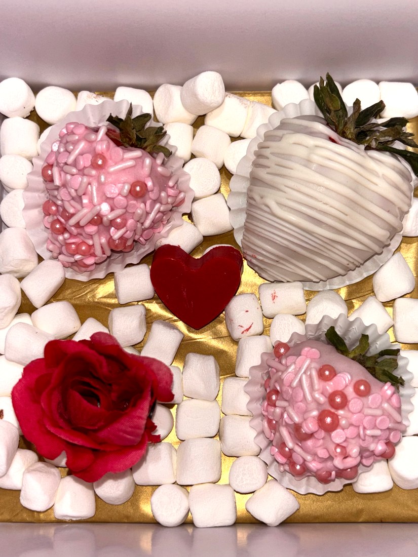 Sweet Elegance by Chapis custom dipped treat box