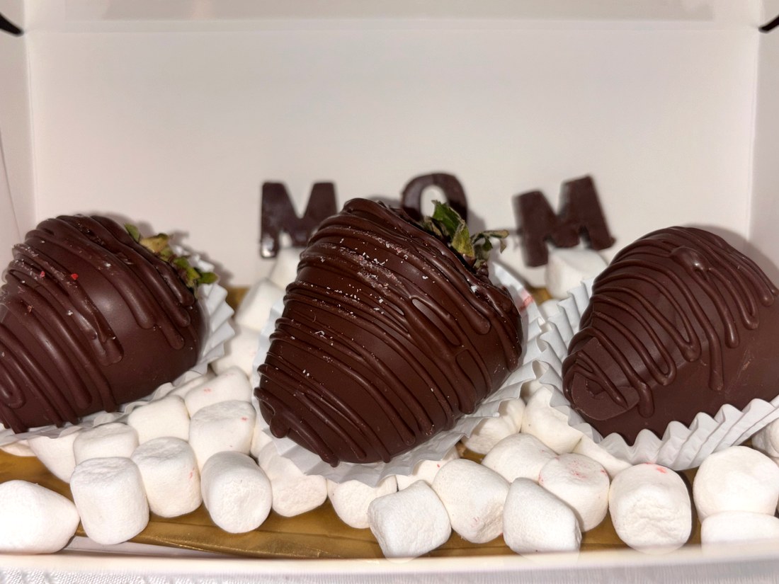 Sweet Elegance by Chapis custom dipped treat box