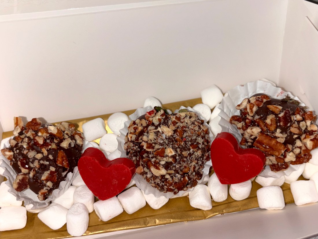 Sweet Elegance by Chapis custom dipped treat box
