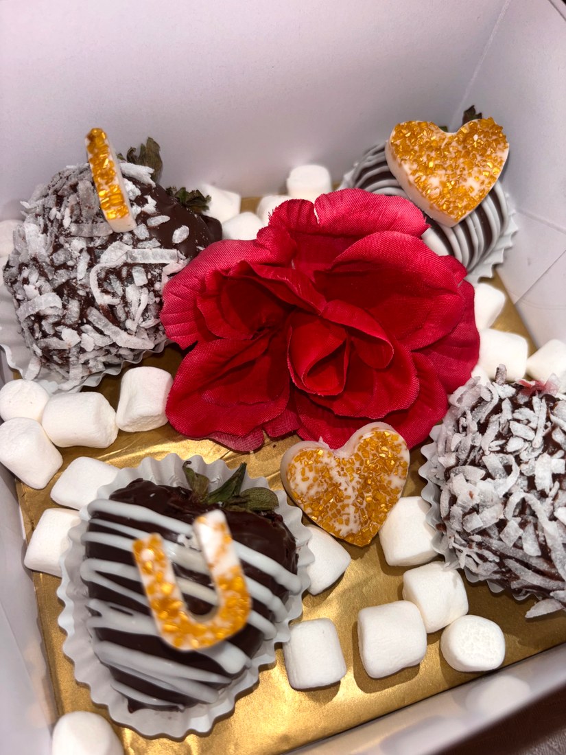 Sweet Elegance by Chapis custom dipped treat box